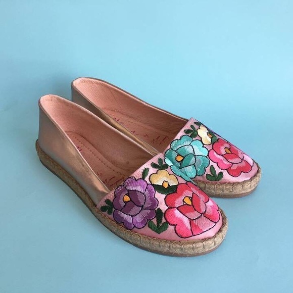Mexican Embroidered Espadrilles. - Picture 3 of 10